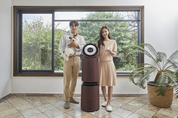 LG전자가 반려동물을 키우는 가구를 위해 '퓨리케어 360° 공기청정기 펫 알파 오브제컬렉션'을 27일 출시했다. 모델들이 신제품(사진 왼쪽)과 함께 집안 공기질 관리가 집중적으로 필요한 곳에 두고 사용하는 인공지능 센서를 소개하고 있다. (사진=LG전자)