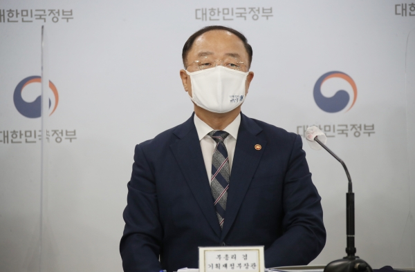 홍남기 부총리 겸 기재부 장관이 28일 정부서울청사 브리핑실에서 부동산 관계부처 합동브리핑을 하며 '국민께 드리는 말씀'을 발표하고 있다. (사진=연합뉴스)