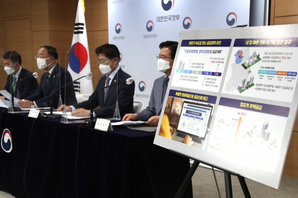 홍남기 경제부총리 겸 기재부 장관(왼쪽 두번째)이 28일 정부서울청사에서 부동산 관계부처 합동브리핑을 하며 '국민께 드리는 말씀'을 발표하고 있다. (사진=연합뉴스)