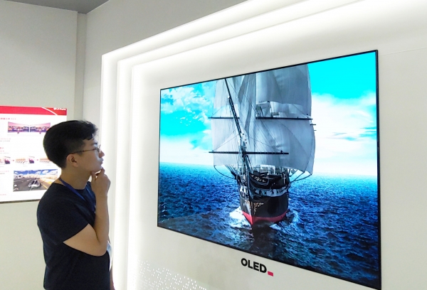 LG디스플레이 직원이 OLED TV를 시청하고 있는 모습.(사진=LG디스플레이)