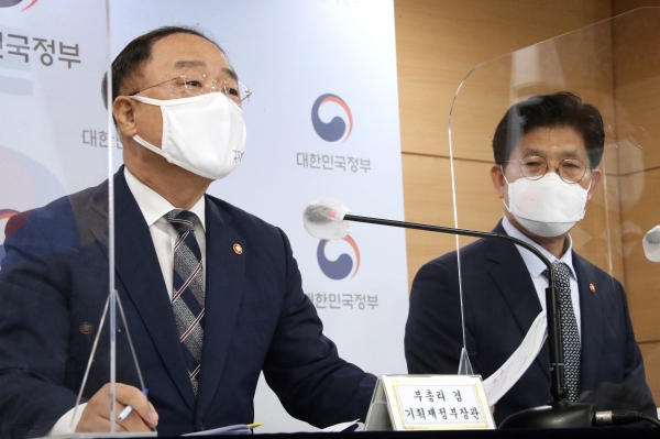 홍남기 경제부총리 겸 기획재정부 장관이 28일 정부서울청사 브리핑실에서 부동산 관계부처 합동브리핑을 하며 '국민께 드리는 말씀'을 발표하고 있다. 오른쪽은 노형욱 국토교통부 장관. (사진=연합뉴스)