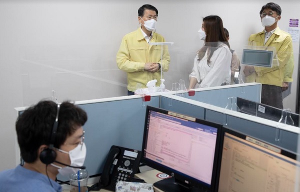 은성수 금융위원장(왼쪽 두 번째)이 28일 롯데카드 콜센터를 방문해 금융권 사업장내 코로나19 발생 예방을 위한 방역 실태와 업무연속성계획 등을 점검하고 있다. (사진=금융위원회)