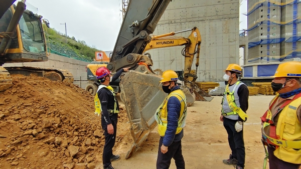 여수웅천 부영 아파트 현장에서 관계자들이 건설기계 장비의 안전점검을 실시하고 있다. (사진=부영주택)