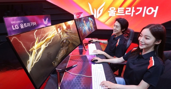 LG전자가 'LG 울트라기어' 게이밍 모니터 신제품(모델명: 34GP950G)을 선보이며 코로나 19로 증가한 비대면 수요를 적극 공략한다. 모델들이 34GP950G로 게임을 즐기고 있다. (사진=LG전자)