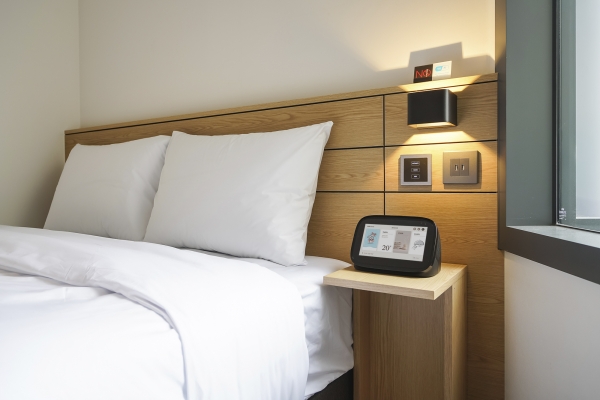 헨나호텔 서울 명동에 설치된 기가지니 호텔 미니 단말 모습. (사진=KT)