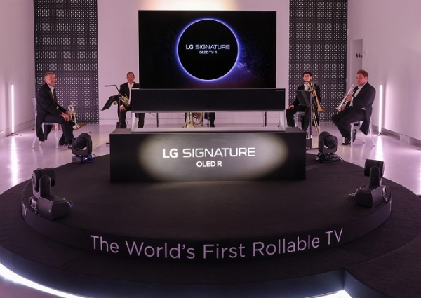 LG전자가 영국 런던에 위치한 아트 스튜디오에서 VIP 고객을 초청해 LG 시그니처 올레드 R를 소개하는 행사를 열었다. LG 시그니처 올레드 R가 런던을 대표하는 로열 필하모닉 오케스트라의 연주와 함께 무대에서 소개되고 있다. (사진=LG전자)