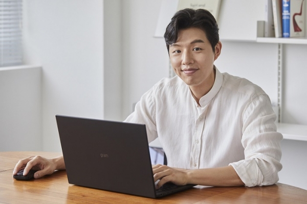 LG전자가 초경량 노트북 브랜드 'LG 그램(gram)'의 한정판 제품인 'LG 그램 블랙 라벨(Black label)'을 출시한다. 모델이 'LG 그램 블랙 라벨(Black label)'을 소개하고 있다. (사진=LG전자)