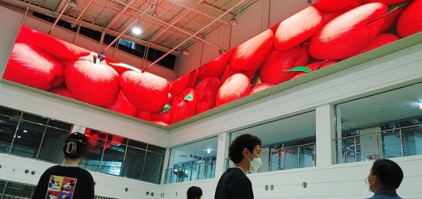 LG전자가 강원도 속초에 위치한 복합쇼핑몰 '속초 센텀마크'에 LG LED 사이니지를 활용해 대형 LED 전광판을 설치했다. 사진은 대형 LED 전광판이 설치돼 있는 쇼핑몰 모습. (사진=LG전자)