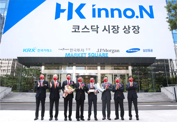 윤상현 한국콜마홀딩스 부회장(왼쪽 셋째) 손병두 한국거래소 이사장(왼쪽 넷째), 강석희 HK이노엔 대표이사 사장(왼쪽 다섯째) 등이 9일 오전 서울 여의도 한국거래소 앞에서 HK이노엔의 코스닥 상장 기념사진을 찍고 있다. (사진=HK이노엔) 