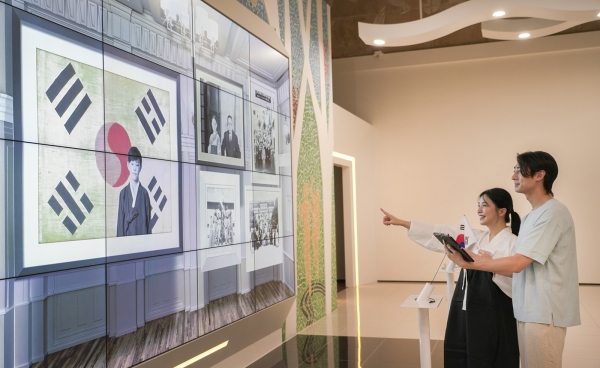 관람객이 슈퍼노바 기술 기반 '마법사진관'을 체험중인 모습. (사진=SK텔레콤)