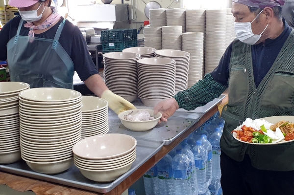 호반그룹 건설계열 복날 삼계탕 제공 하는 모습. (사진=호반건설)