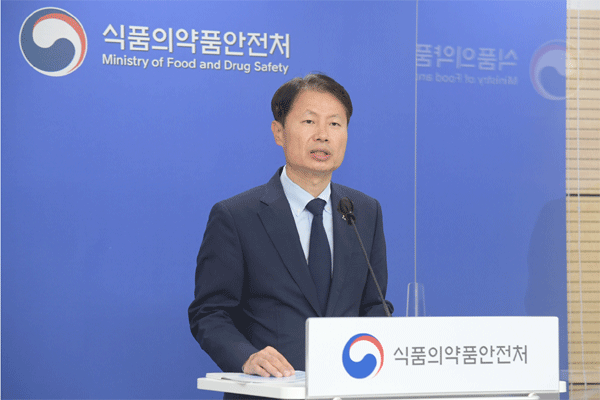 김강립 식품의약품안전처장이 10일 충북 청주시 흥덕구 오송읍 식약처에서 SK바이오사이언스 개발 코로나19 백신 3상 임상시험 계획 승인에 대해 브리핑하고 있다. (사진=식품의약품안전처)  
