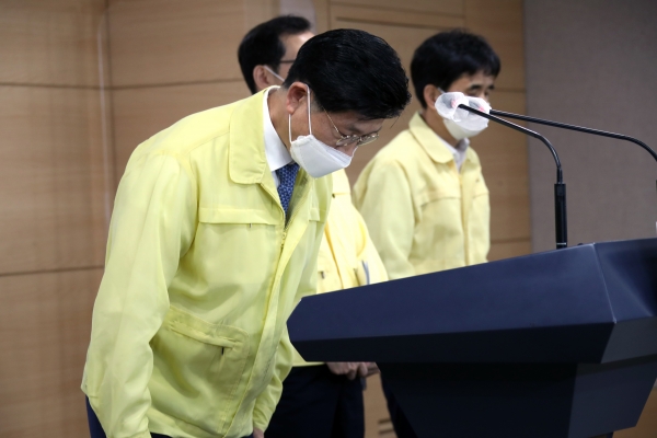 노형욱 국토교통부 장관이 10일 정부서울청사에서 광주 건축물 붕괴사고와 관련해 건축물 해체공사 안전 강화방안과 불법하도급 차단 방안 등 발표를 마친 뒤 인사하고 있다. (사진=연합뉴스)