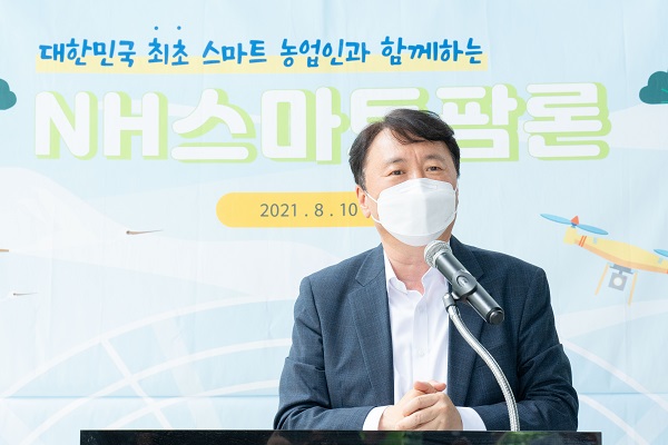 10일 권준학 NH농협은행장이 'NH스마트팜론' 출시 기념 경기도 평택시 '디디팜 농장'을 방문해 현장의 목소리를 청취하고 있다. (사진=)