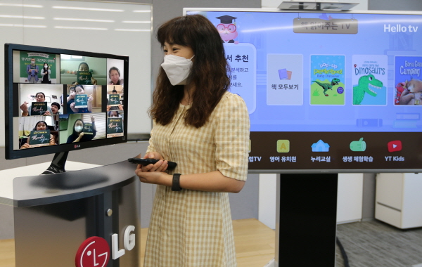 LG헬로비전 직원이 다문화가정에 헬로tv 아이들나라를 소개하고 있는 모습. (사진=LG헬로비전)