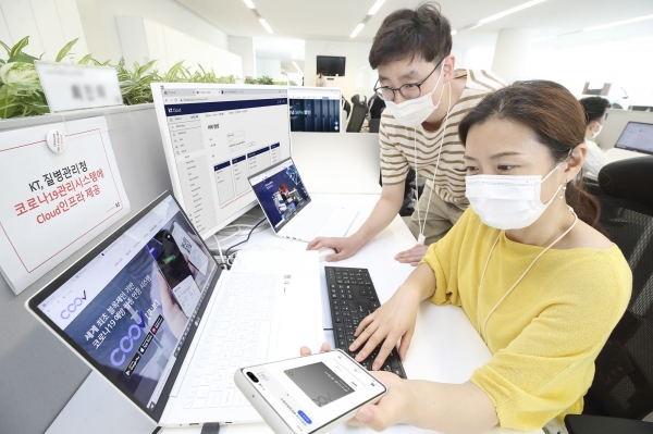 KT 직원들이 KT 클라우드 인프라에 기반한 질병관리청의 전자 예방접종 증명 시스템(CooV)을 모니터링하고 있다. (사진=KT)