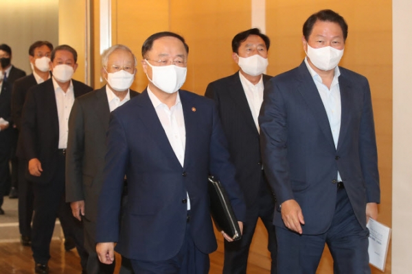 홍남기 부총리 겸 기획재정부 장관이 11일 서울 중구 대한상공회의소에서 경제단체장들과 간담회를 하기 위해 이동하고 있다. 오른쪽부터 최태원 대한상공회의소 회장, 김기문 중소기업중앙회 회장, 홍남기 경제부총리, 손경식 한국경영자총협회 회장, 강호갑 한국중견기업연합회 회장. (사진=연합뉴스)