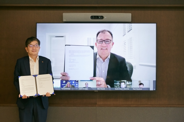나경수 SK종합화학 사장(왼쪽)과 마이크 오트워스 퓨어사이클 테크놀로지 CEO가 합작법인 설립을 위한 양해각서를 체결한 뒤 기념촬영을 하고 있다. (사진=SK종합화학)
