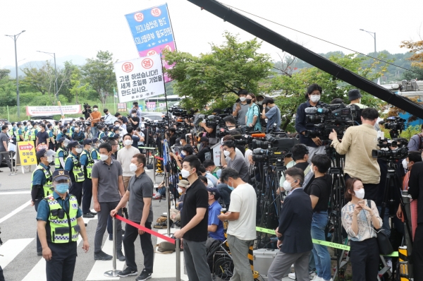 이재용 삼성전자 부회장의 가석방을 앞둔 13일 오전 경기 의왕시 서울구치소 앞이 찬반 집회와 취재진으로 붐비고 있다.(사진=연합뉴스)