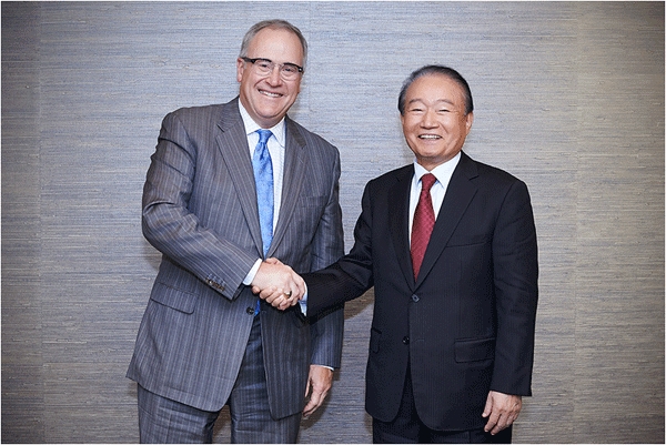 임성기 한미약품 회장(오른쪽)과 존 렉라이터 일라이 릴리 회장(왼쪽)이 2015년 4월19일 서울 한미약품 본사에서 악수하며 활짝 웃고 있다. (사진=한미약품)