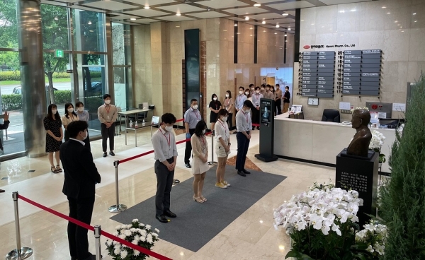 임성기 한미약품그룹 회장 영면 1주기인 지난 2일 서울 송파구 한미약품 본사 로비의 임 회장 흉상 앞에서 사원들이 묵념하고 있다.(사진=한미약품)