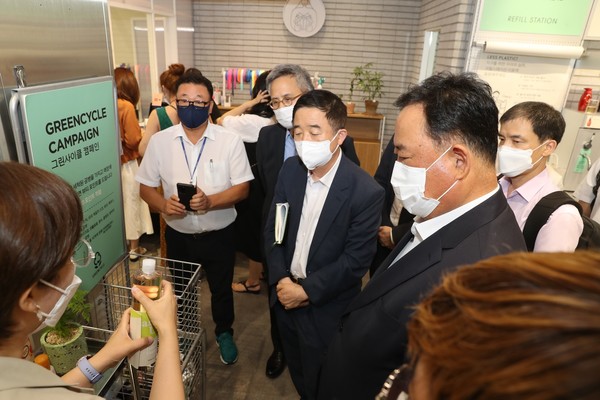 12일 더불어민주당 탄소중립특별위원회 자연순환분과가 자원 재활용 우수 사례로 꼽힌 경기 수원 영통구의 아모레스토어 광교를 방문해 리필 스테이션을 둘러보고 있다. (사진=아모레퍼시픽)