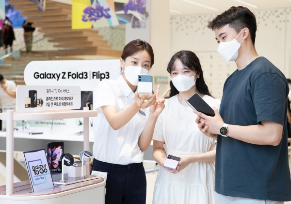 삼성 디지털프라자 홍대점에서 갤럭시 팬큐레이터에게 '갤럭시 Z 폴드3', '갤럭시 Z 플립3', '갤럭시 워치4' 시리즈를 3일 간 자유롭게 체험해볼 수 있는 '갤럭시 To Go 서비스'를 안내받고 있는 모습. (사진=삼성전자)