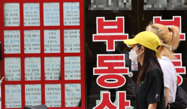 서울 강남구 압구정동 로데오거리 한 부동산에 상점 임대 매물 안내가 붙어 있다. (사진=연합뉴스)