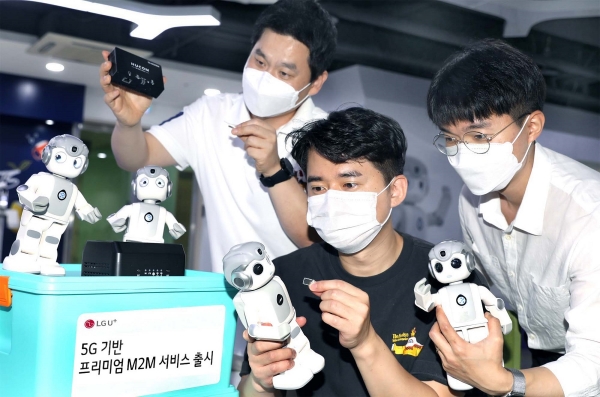 LG유플러스 임직원이 로봇을 이용한 프리미엄M2M 서비스를 시연하는 모습. (사진=LG유플러스)