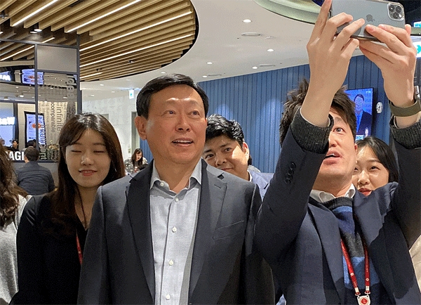 신동빈 롯데그룹 회장이 지난 1월7일 서울 송파구 신천동 롯데월드타워 내 구내식당에서 젊은 직원들과 사진을 찍고 있다.(사진=롯데지주)
