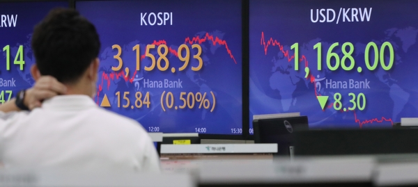 18일 서울외환시장에서 원·달러 환율은 전거래일보다 8.3원 내린 달러당 1168.0원에 마감했다. (사진=연합뉴스)