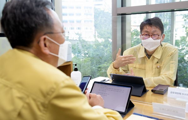 도규상 금융위원회 부위원장(오른쪽)이 19일 신한은행 종각역지점을 방문해 방역실태를 점검하고 있다. (사진=금융위원회)