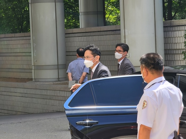 삼성물산·제일모직 합병 과정에서 인위적으로 제일모직 주가를 띄우고 삼성물산 주가를 낮추는 등 부당한 행위를 지시한 혐의를 받고 있는 이재용 삼성전자 부회장이 19일 오전 서울 서초구 중앙지방법원에서 열린 1심 속행 공판에 출석하고 있다.  