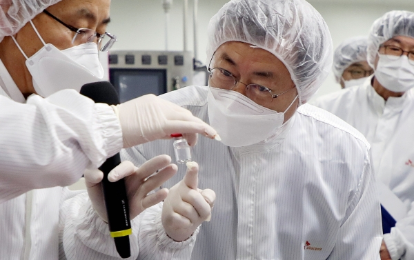 문재인 대통령이 SK바이오사이언스 공장에서 코로나19 백신 생산 시설을 시찰하며 이상균 공장장의 설명을 듣고 있다.(사진=연합뉴스)