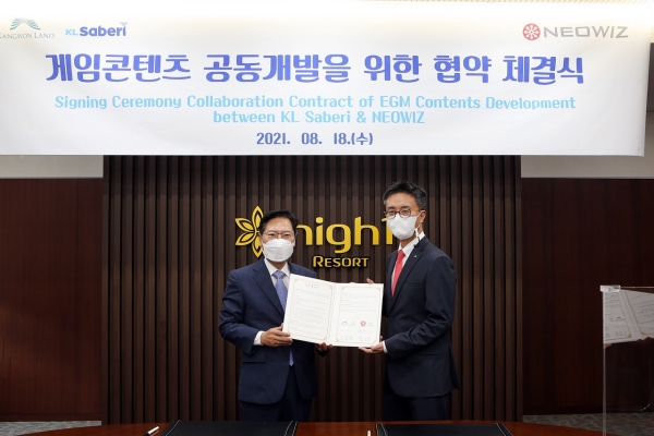 지난 18일 진행된 협약식에서 이삼걸 강원랜드 대표(왼쪽)와 문지수 네오위즈 공동대표가 기념사진을 촬영하고 있다. (사진=네오위즈)