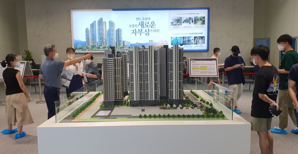 오창 반도유보라 퍼스티지 견본주택에서 모형도를 관람하는 내방객 모습. (사진=반도건설)