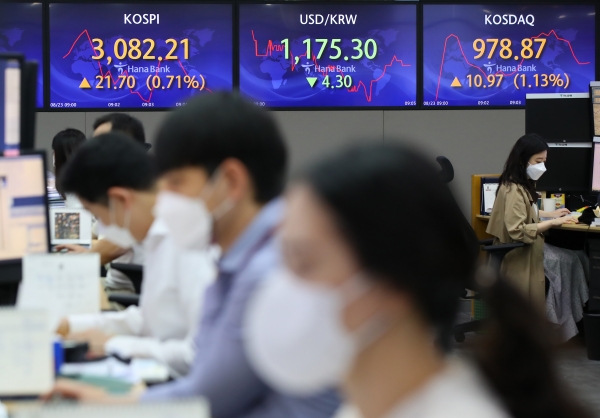 23일 서울 중구 을지로 하나은행 본점 딜링룸에서 직원들이 업무를 보고 있다. 현황판에는 코스피, 원·달러 환율, 코스닥이 표시되고 있다. (사진= 연합뉴스)