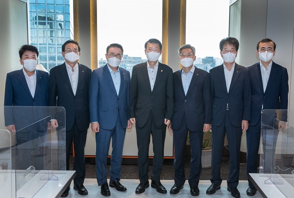 (왼쪽부터) 함영주 하나금융 부회장, 손태승 우리금융 회장, 조용병 신한금융 회장, 은성수 금융위원장, 윤종규 KB금융 회장, 손병환 NH농협금융 회장, 이세훈 금융위 사무처장이 10일 오전 '금융권 현안 논의 간담회'에 참석해 기념촬영을 하고 있다. (사진=금융위원회)