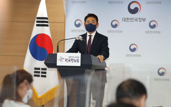 김태응 국민권익위원회 부동산거래특별조사단장(상임위원)이 23일 정부서울청사에서 국민의힘과 비교섭단체 5당 소속 국회의원 및 그 가족의 부동산거래 전수조사 결과를 발표하고 있다. (사진=연합뉴스)