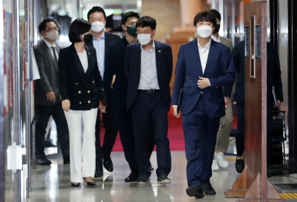 국민의힘 이준석 당 대표가 24일 서울 여의도 국회에서 열린 비공개 최고위원회의에 입장하고 있다. 이날 최고위원회의에서는 전날 국민권익위원회가 발표한 국민의힘 국회의원 12명 부동산 거래 법령위반 의혹 관련 명단 공개 및 처분 수위 등을 결정할 예정이다. (사진=연합뉴스)