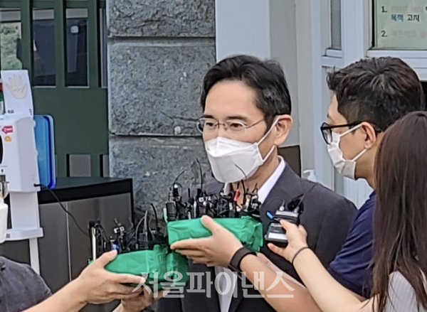 박근혜 정부의 '국정농단' 사건으로 실형을 확정받고 복역해온 이재용 삼성전자 부회장이 광복절을 앞두고 13일 오전 경기도 의왕시 서울구치소에서 가석방으로 출소해 인사하고 있다. (사진=서울파이낸스DB)