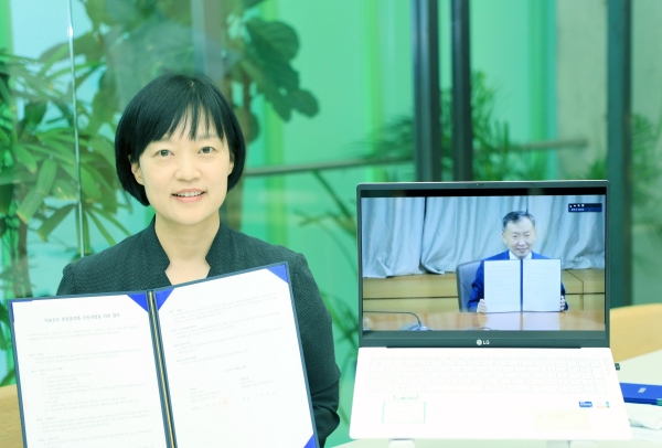 한성숙 네이버 대표이사(왼쪽)와 신동렬 성균관대학교 총장이 기념사진을 촬영하고 있다. (사진=네이버)