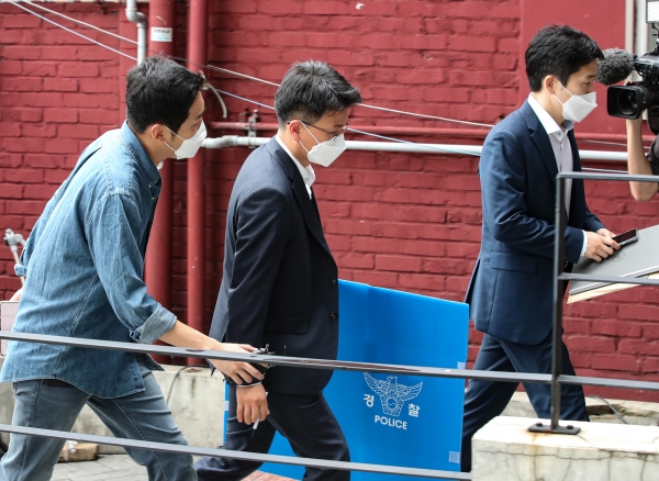 25일 오전 서울 영등포구 머지플러스 본사로 서울경찰청 금융범죄수사대 수사관들이 압수수색을 하기 위해 들어가고 있다. (사진=연합뉴스)