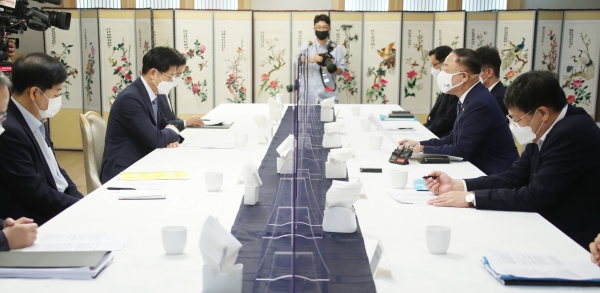 홍남기 부총리 겸 기획재정부 장관이 25일 정부서울청사에서 열린 '제29차 부동산시장 점검 관계장관회의'를 주재하며 발언하고 있다. (사진=연합뉴스)