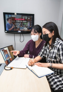 KT 직원들이 ESG 미니강좌를 시청하고 있는 모습. (사진=KT)