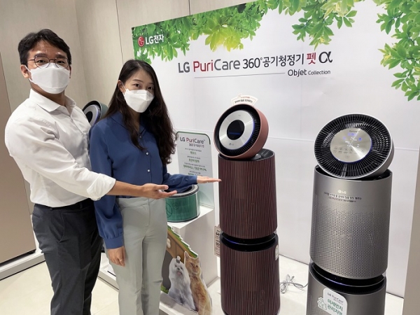 전자랜드 타이푼에서 고객들이 공기청정기를 살펴보고 있다. (사진=전자랜드)