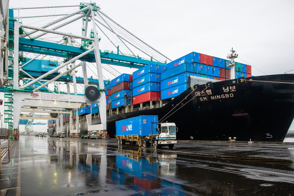 미국 포틀랜드 터미널에 SM닝보 호가 싣고 온 컨테이너 화물이 하역되고 있는 모습. (사진=SM상선)