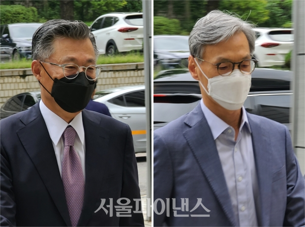 조대식 SK수펙스추구협의회 의장(왼쪽)과 조경목 SK에너지 대표이사가 26일 오전 서울 서초구 서울중앙지법에서 열린 900억원대 배임 혐의와 관련 출석해 법정으로 향하고 있다. (사진=박시형 기자)