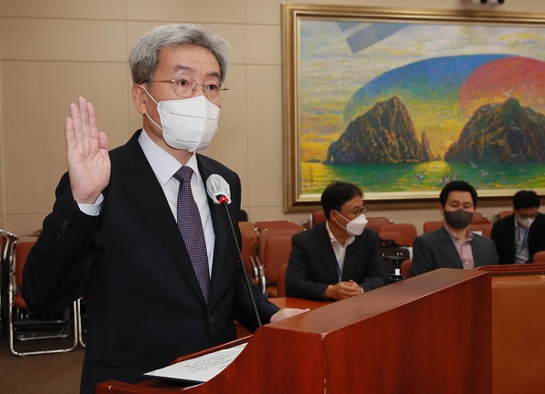 고승범 금융위원장 후보자가 27일 국회 정무위원회 인사청문회에 참석해 선서하고 있다. (사진=연합뉴스)