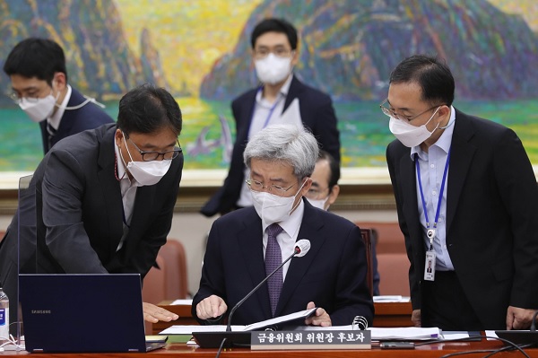 고승범 금융위원장 후보자가 27일 국회 정무위원회 인사청문회에 참석해 자료를 살펴보고 있다. (사진=연합뉴스)